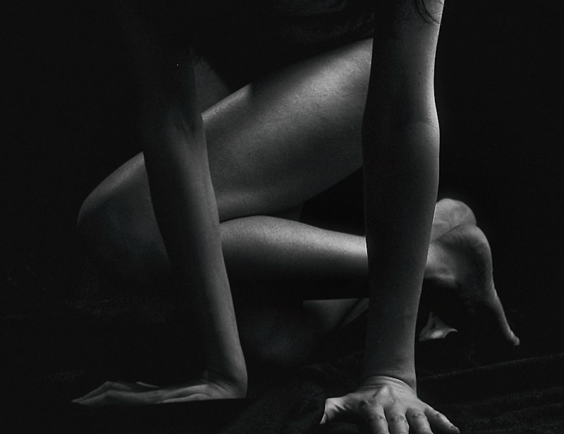Foto en blanco y negro de mujer desnuda