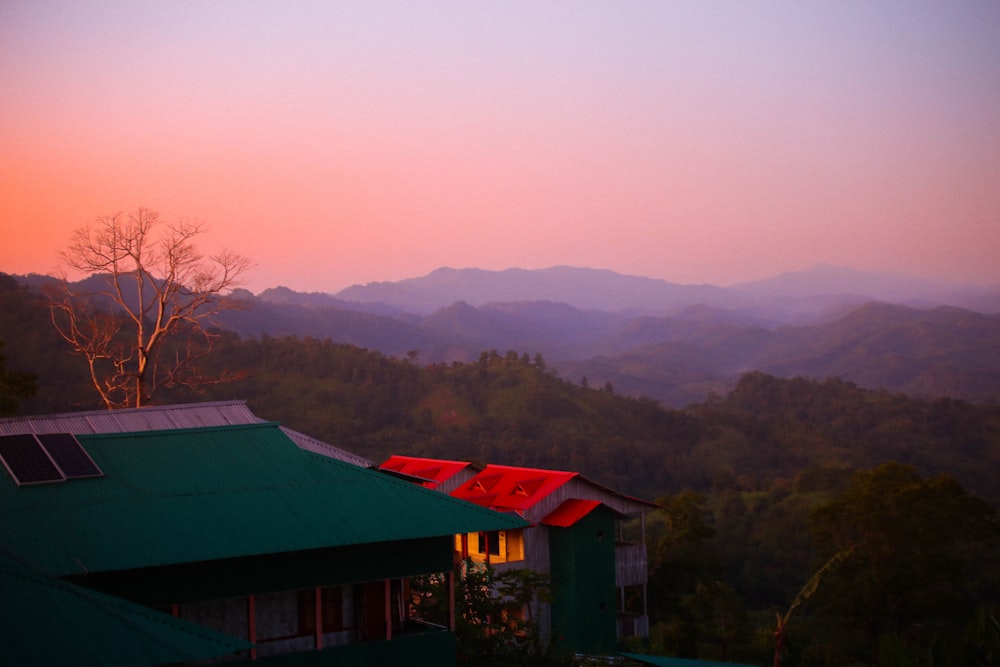 uma vista de uma cordilheira ao pôr do sol