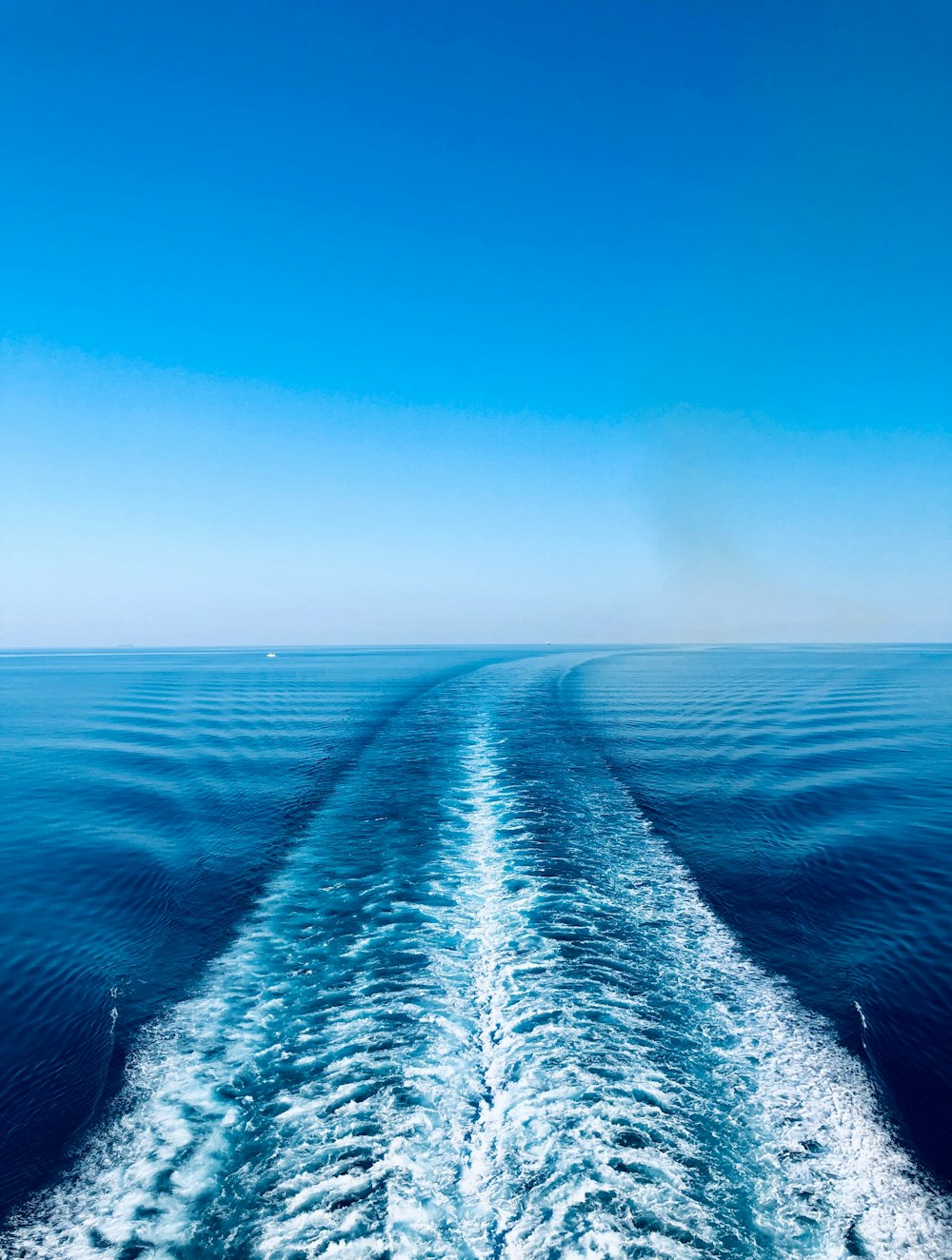 blue water splash during daytime