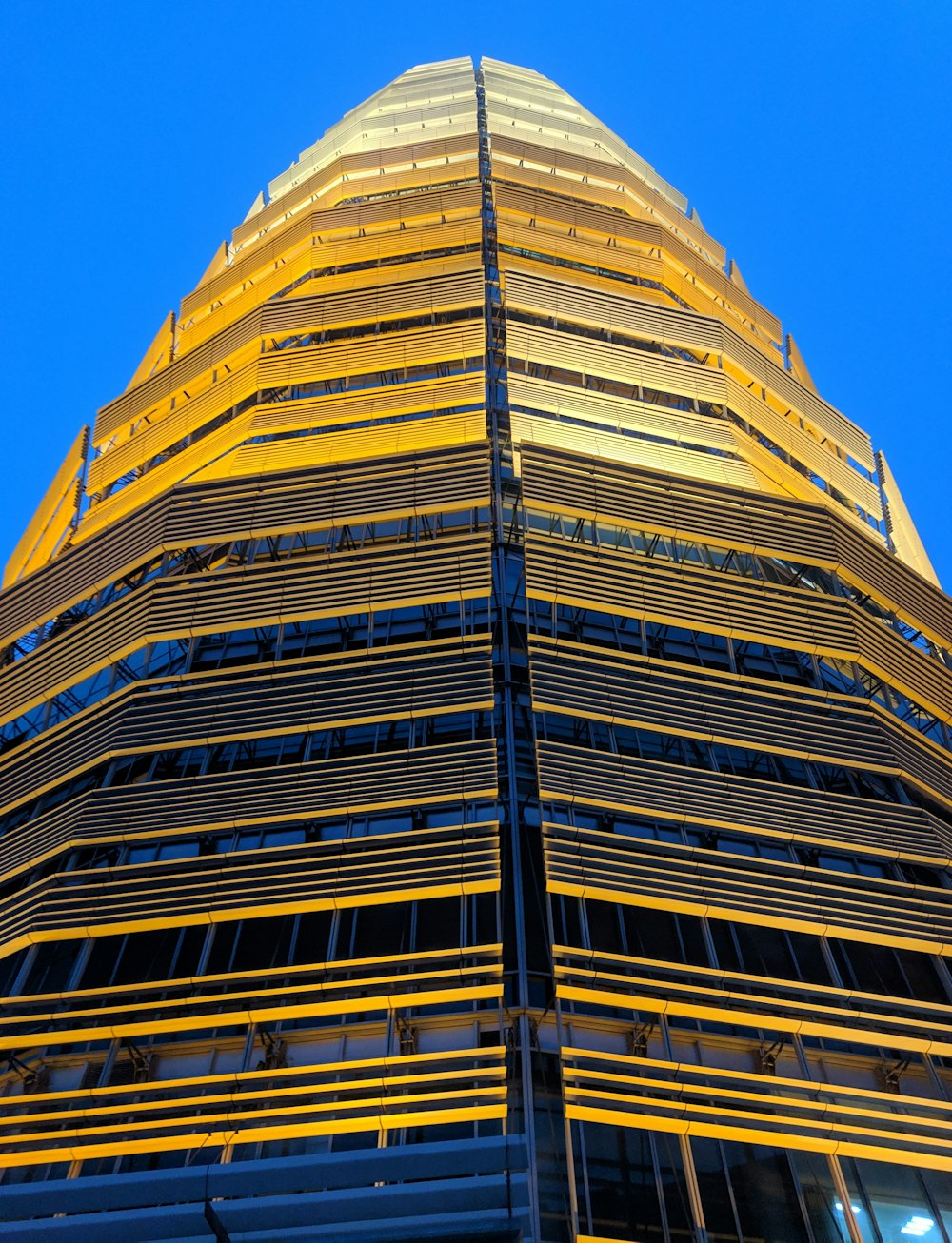 fotografia de baixo ângulo do edifício amarelo do arranha-céus