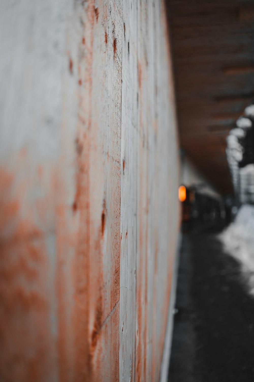 Gros plan d’un mur avec de la neige au sol