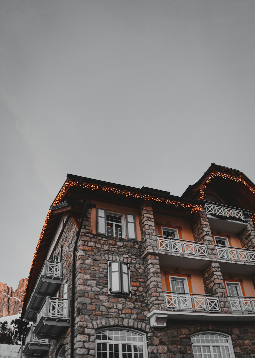 bâtiment en brique grise et brune sous ciel gris