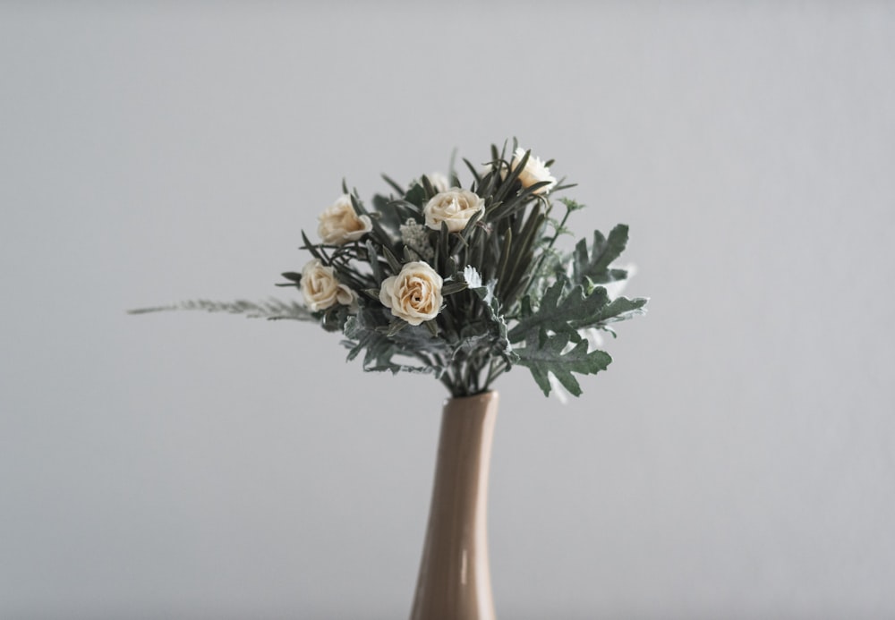 arrangement de fleurs blanches dans un vase en céramique