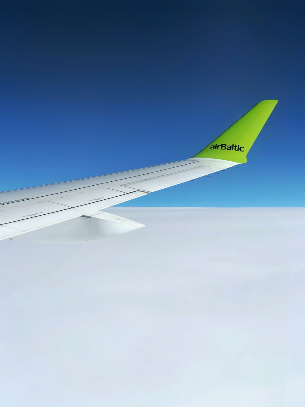 white and green airplane wing