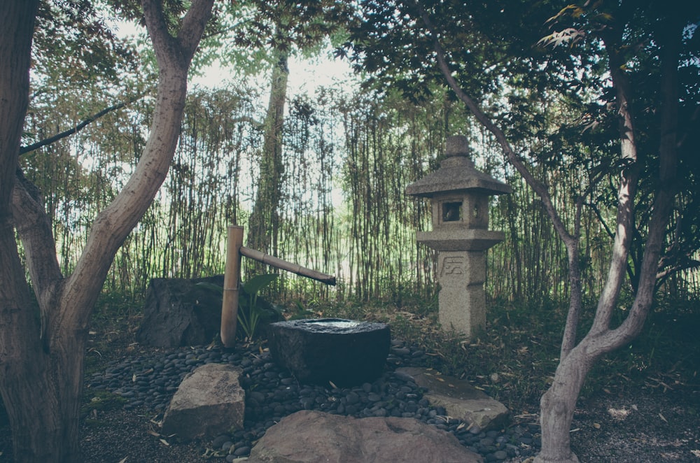 Bomba de agua marrón cerca de árboles verdes