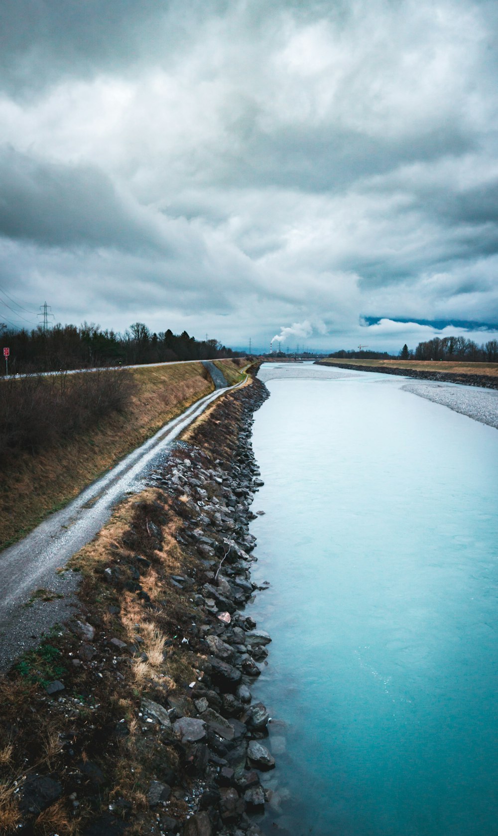 plan d’eau sous ciel nuageux