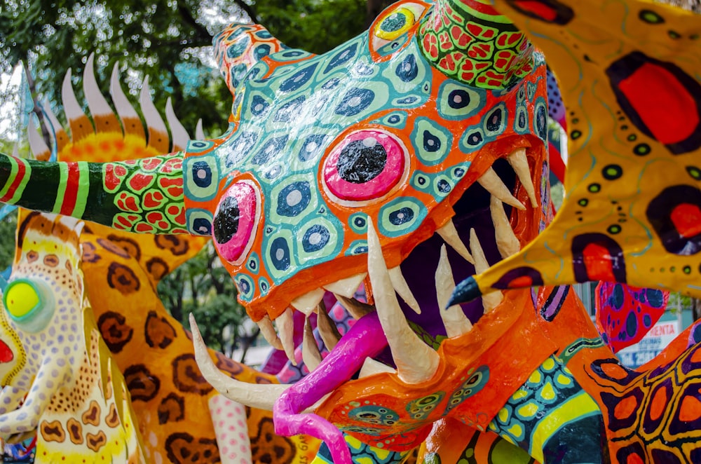 Um close up de uma estátua colorida do dragão