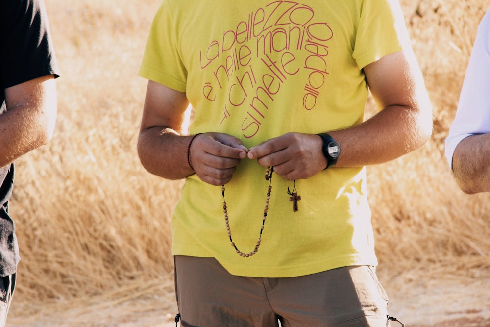 foto de foco raso da pessoa na camiseta amarela