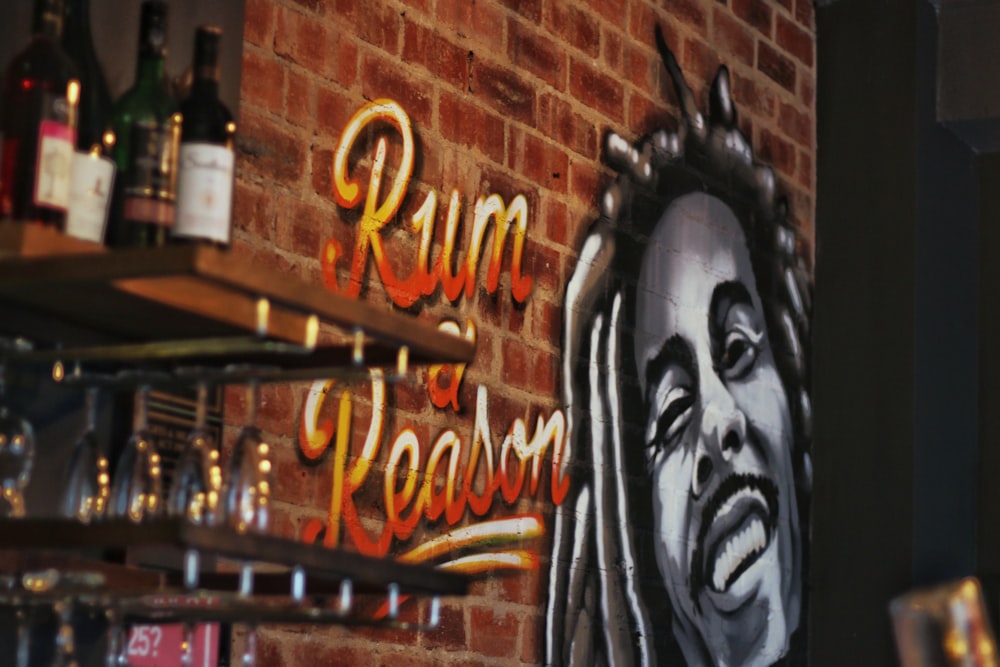Graffiti de Bob Marley en una pared de ladrillo