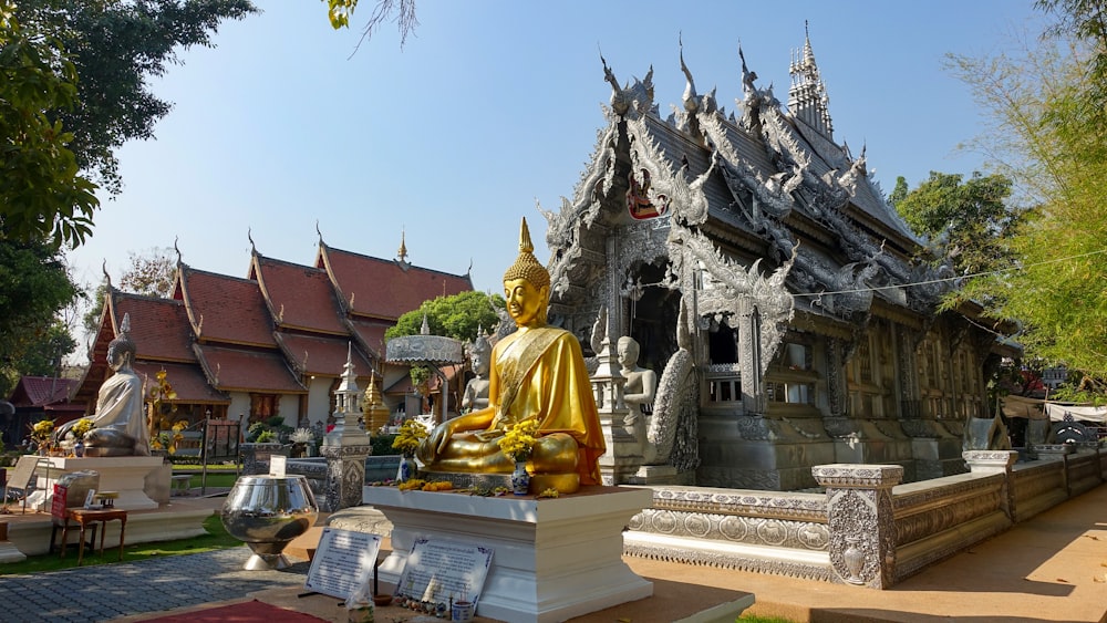 foto de enfoque superficial de la estatua de Buda Gautama