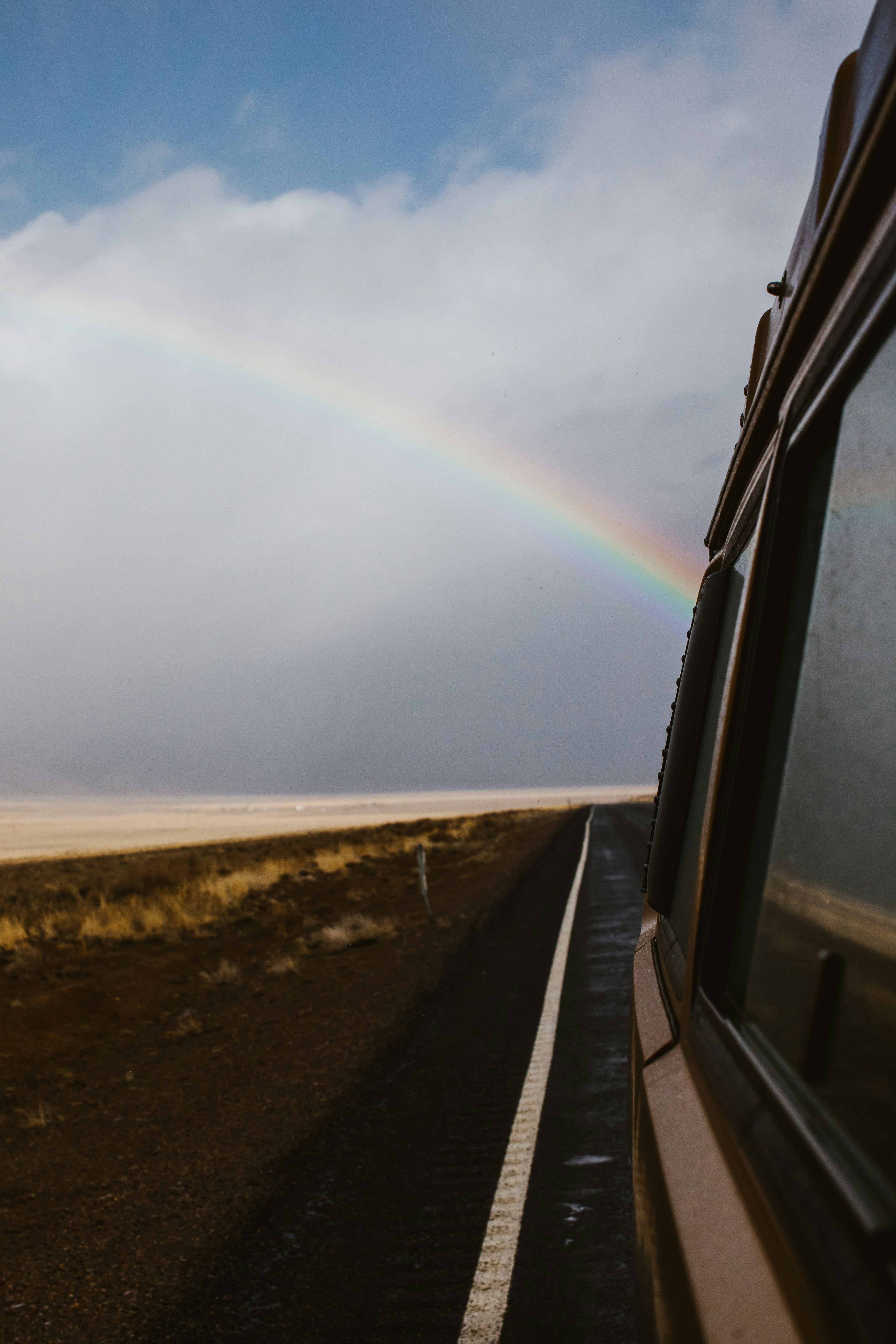 arc-en-ciel et ciel nuageux