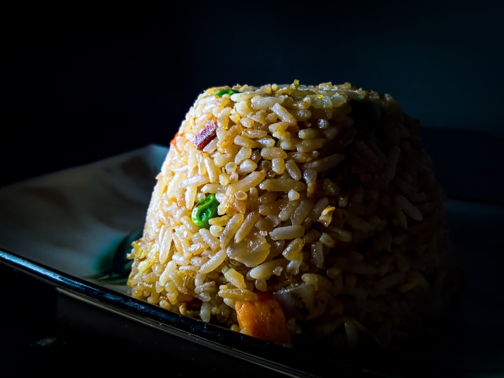 Arroz frito en plato de cerámica