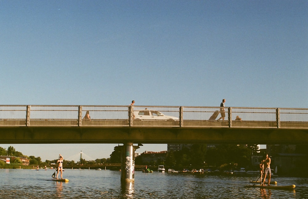 Foto de enfoque superficial de una persona en el puente durante el día