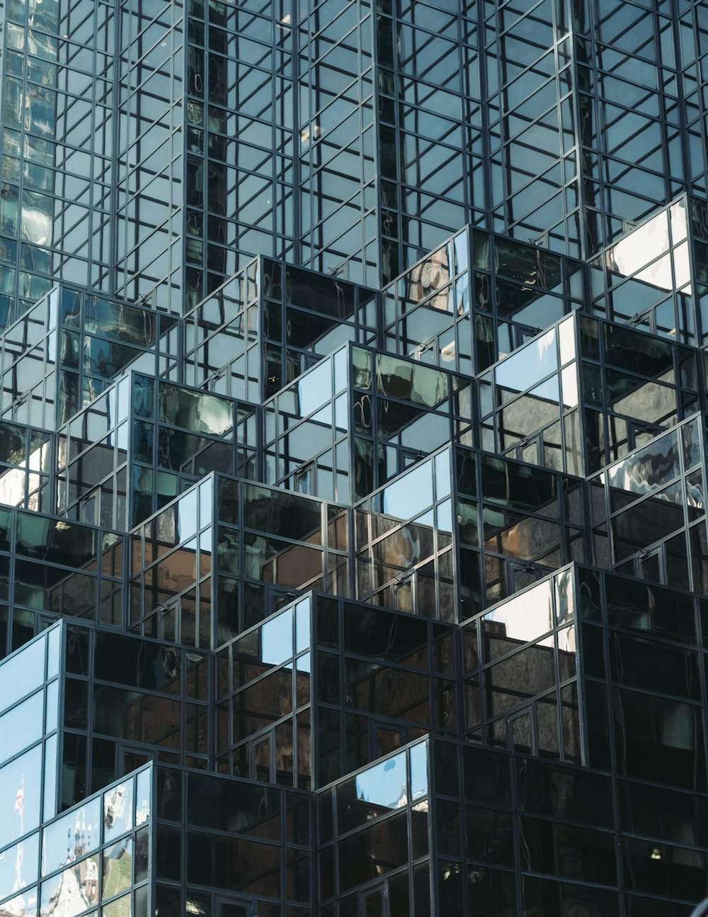 edificio in vetro grigio