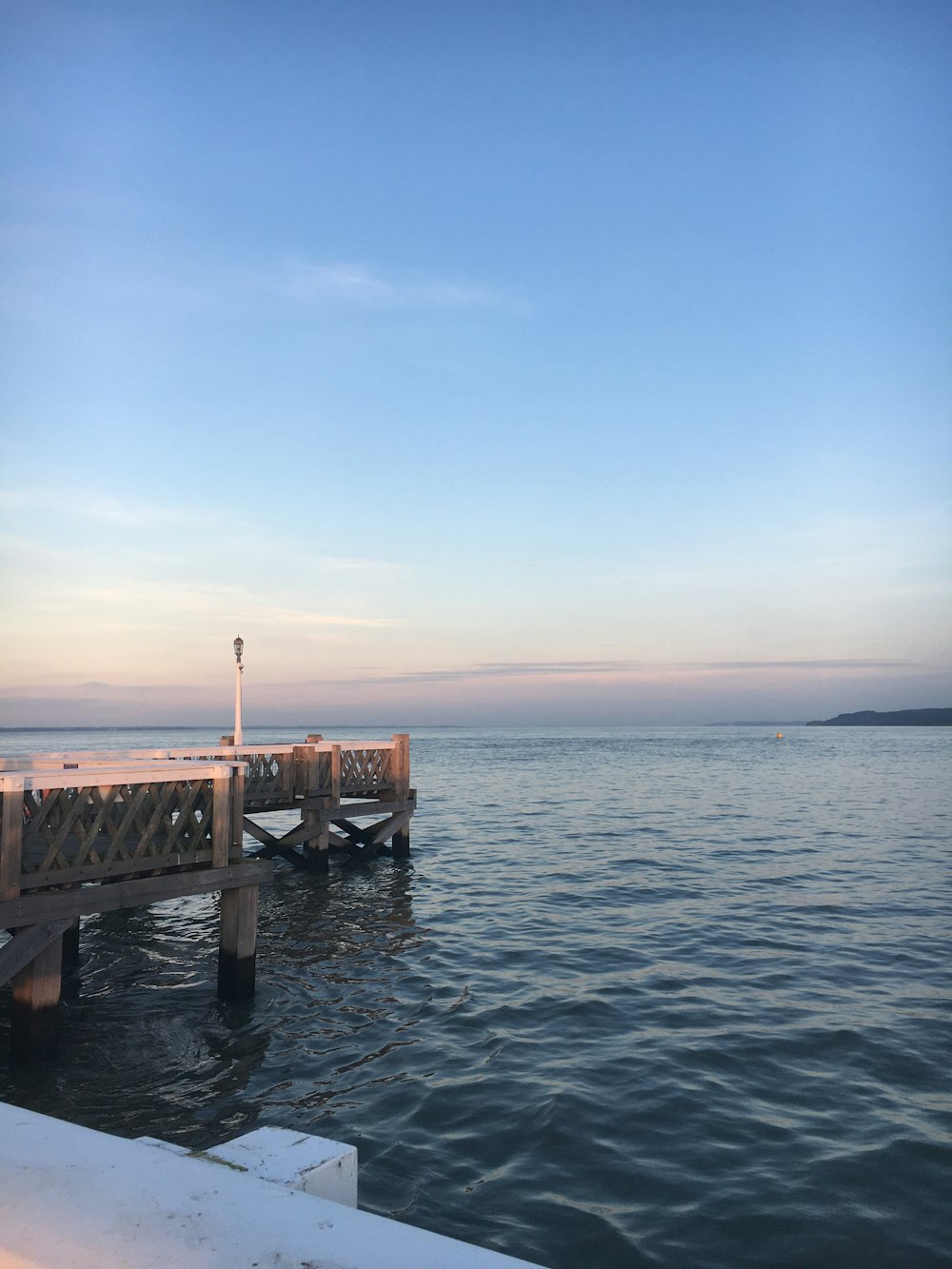 Hölzernes Dock auf dem Meer