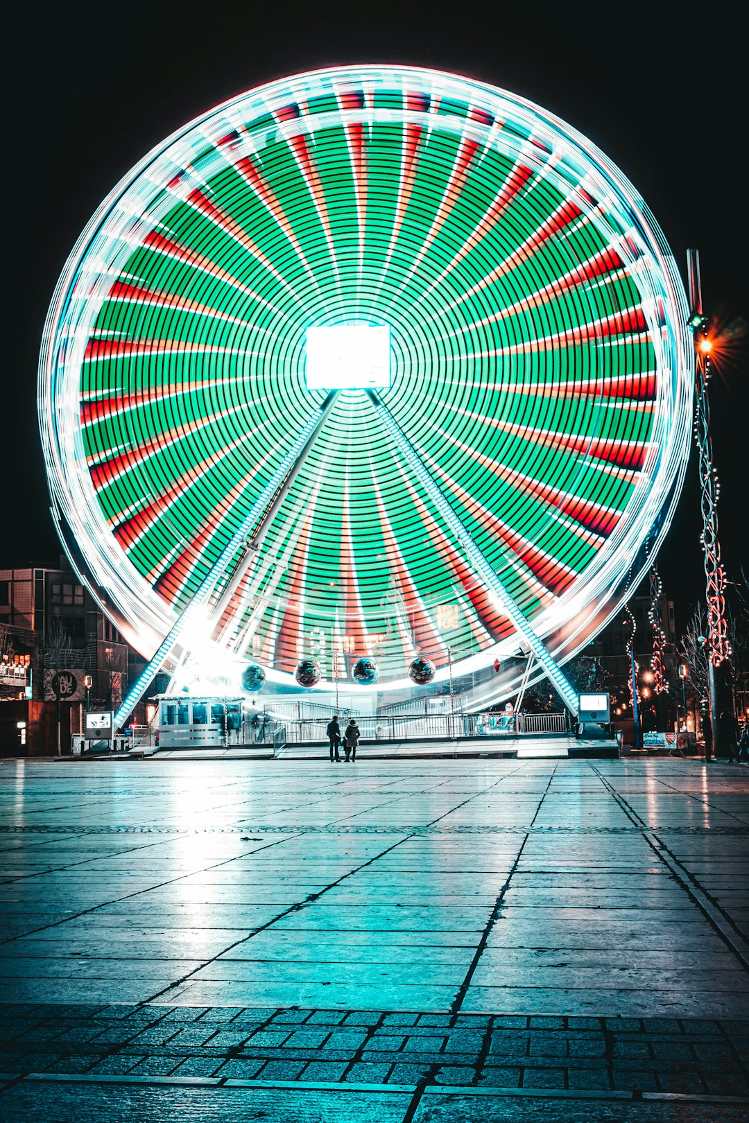 green, white, and red ferris wheel
