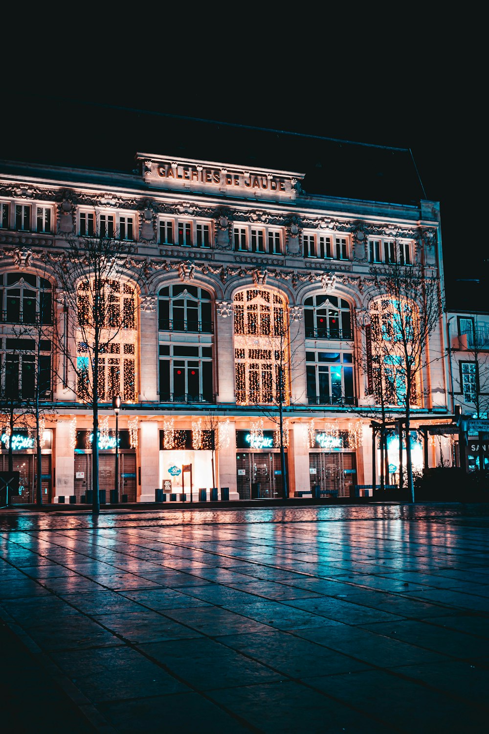 Un gran edificio iluminado con luces navideñas