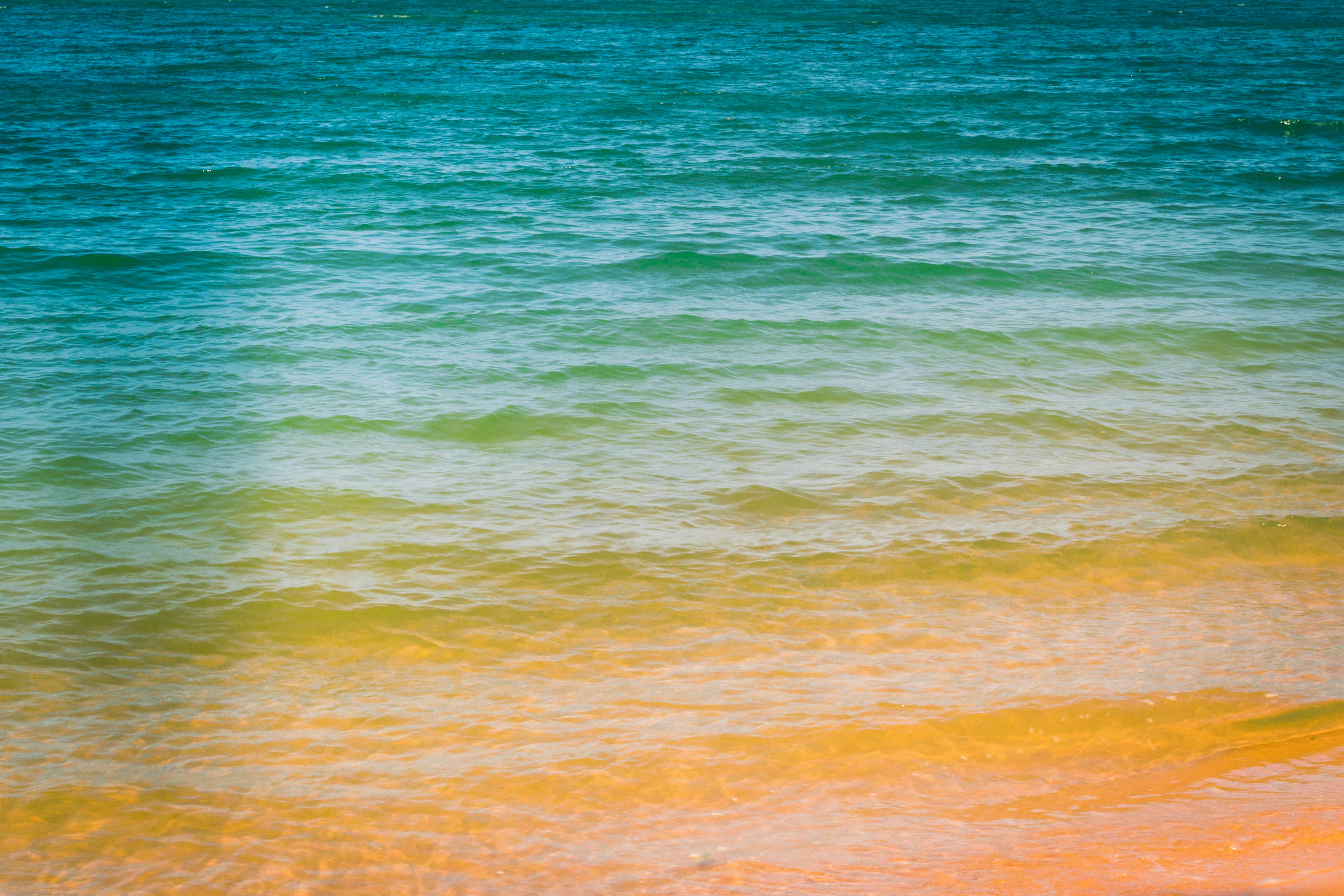 sea waves during daytime
