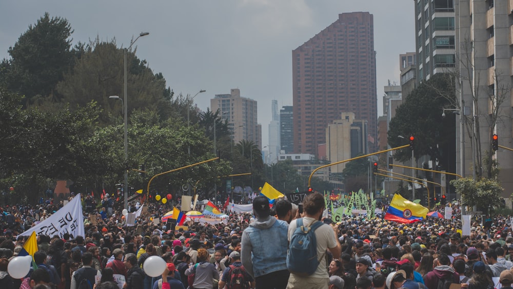 Personas protestando cerca de edificios durante el día