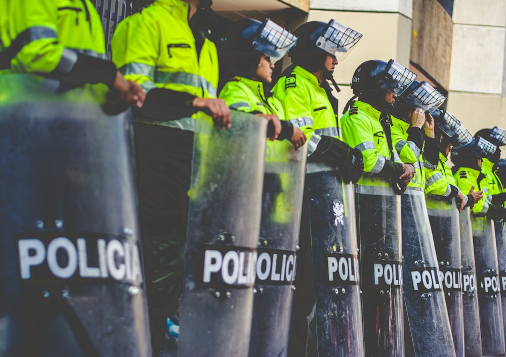 Una fila de policías parados uno al lado del otro