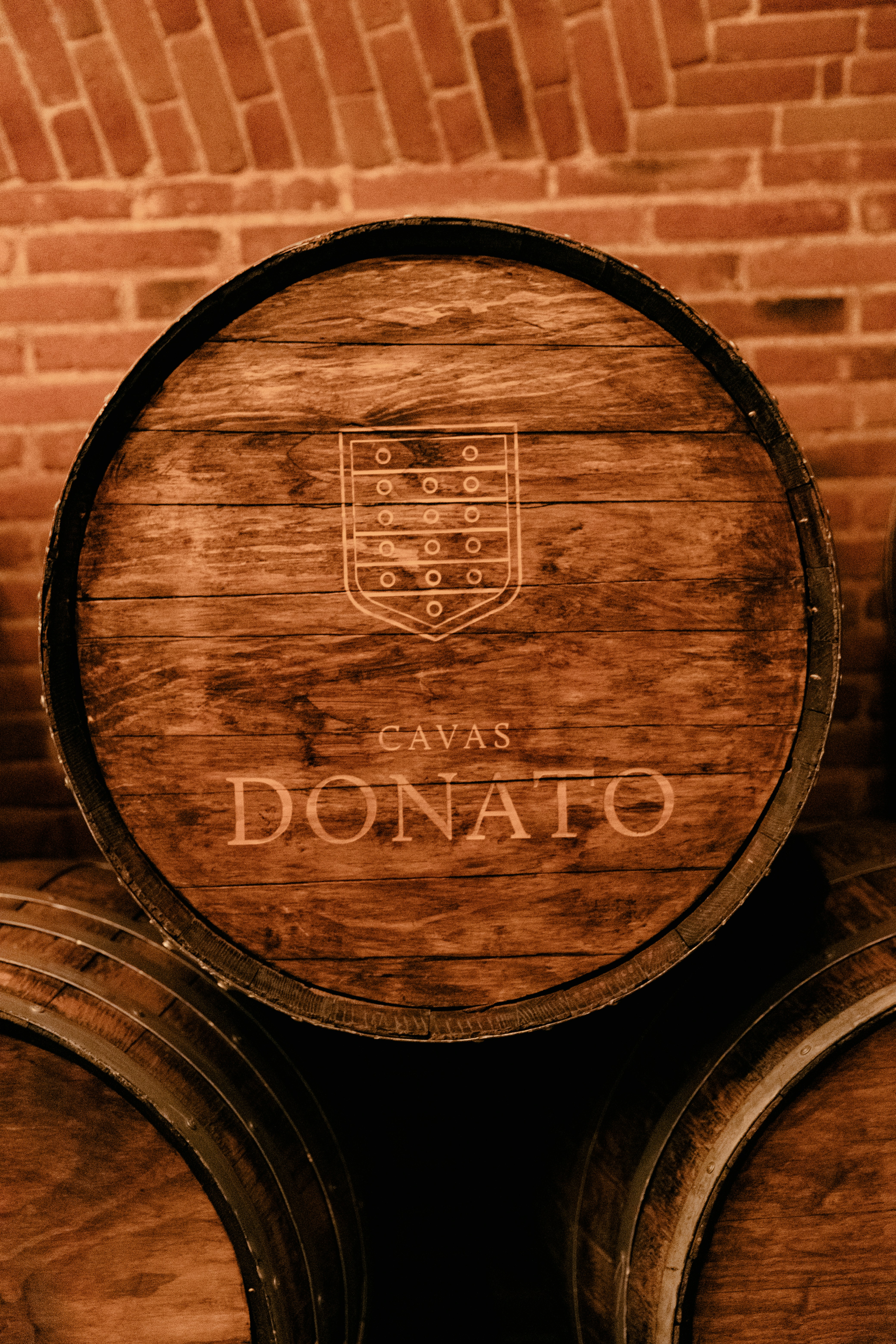 un mazzo di botti di vino impilate una sopra l'altra