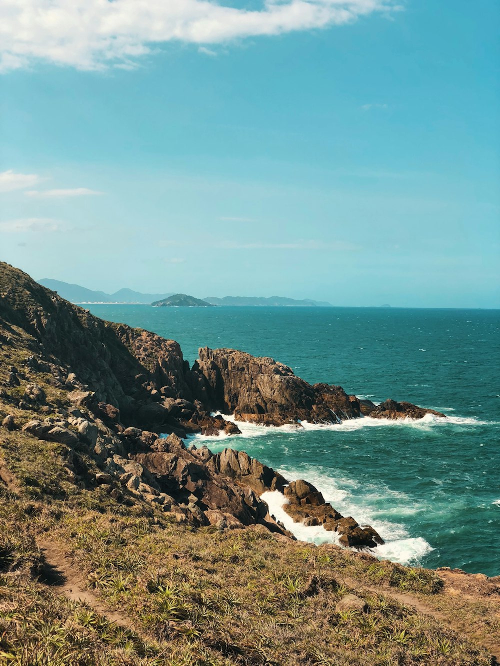 vague de mer éclaboussant sur la formation de rochers