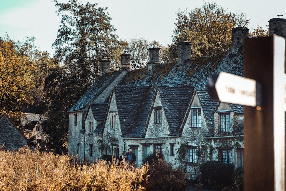 Tagsüber braune Bäume neben grauem Betonhaus