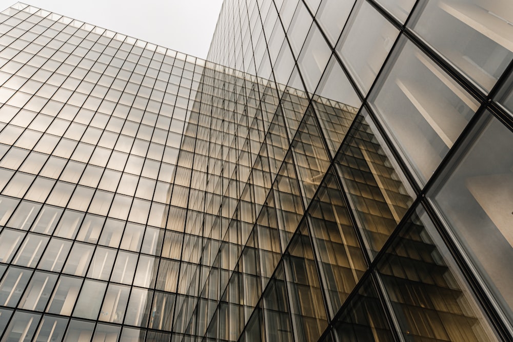 Fotografía de ángulo bajo de un edificio de gran altura