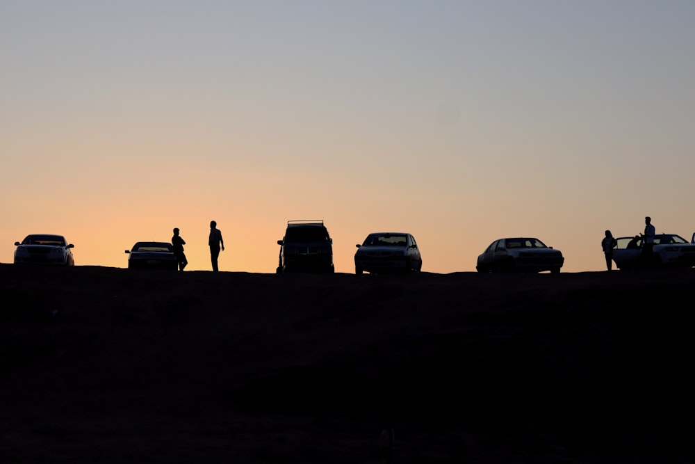 silhouette di persone vicino ai veicoli