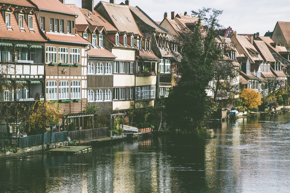 línea de edificios junto al cuerpo de agua durante el día