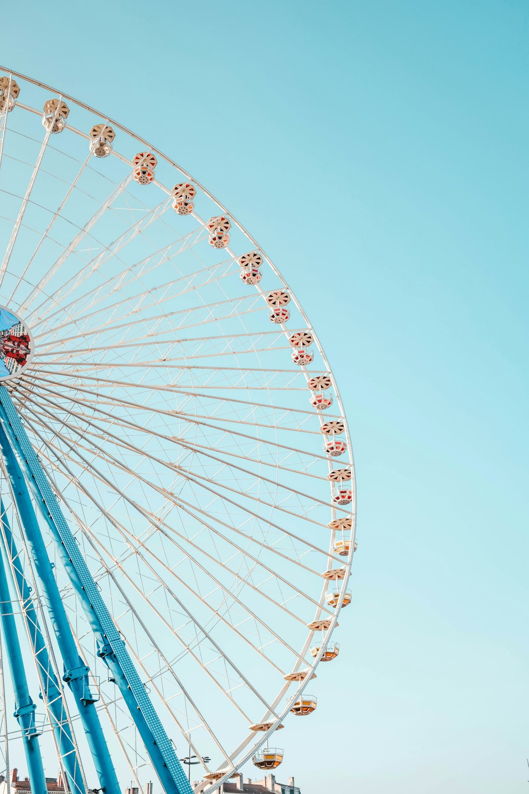 blue and white Ferris wheel during day