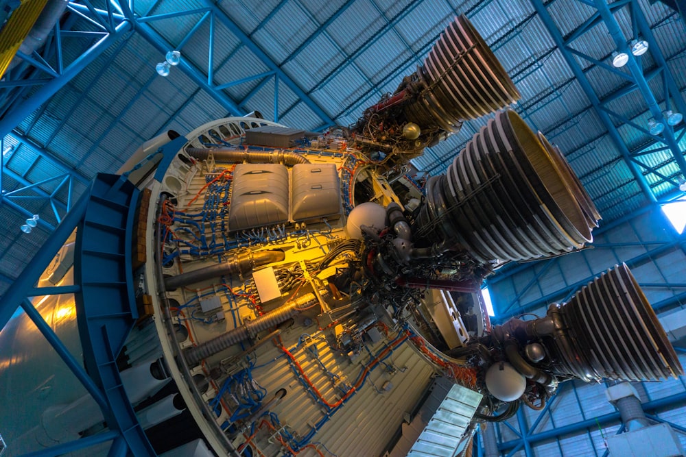 Weiße und schwarze Rakete im Gebäude