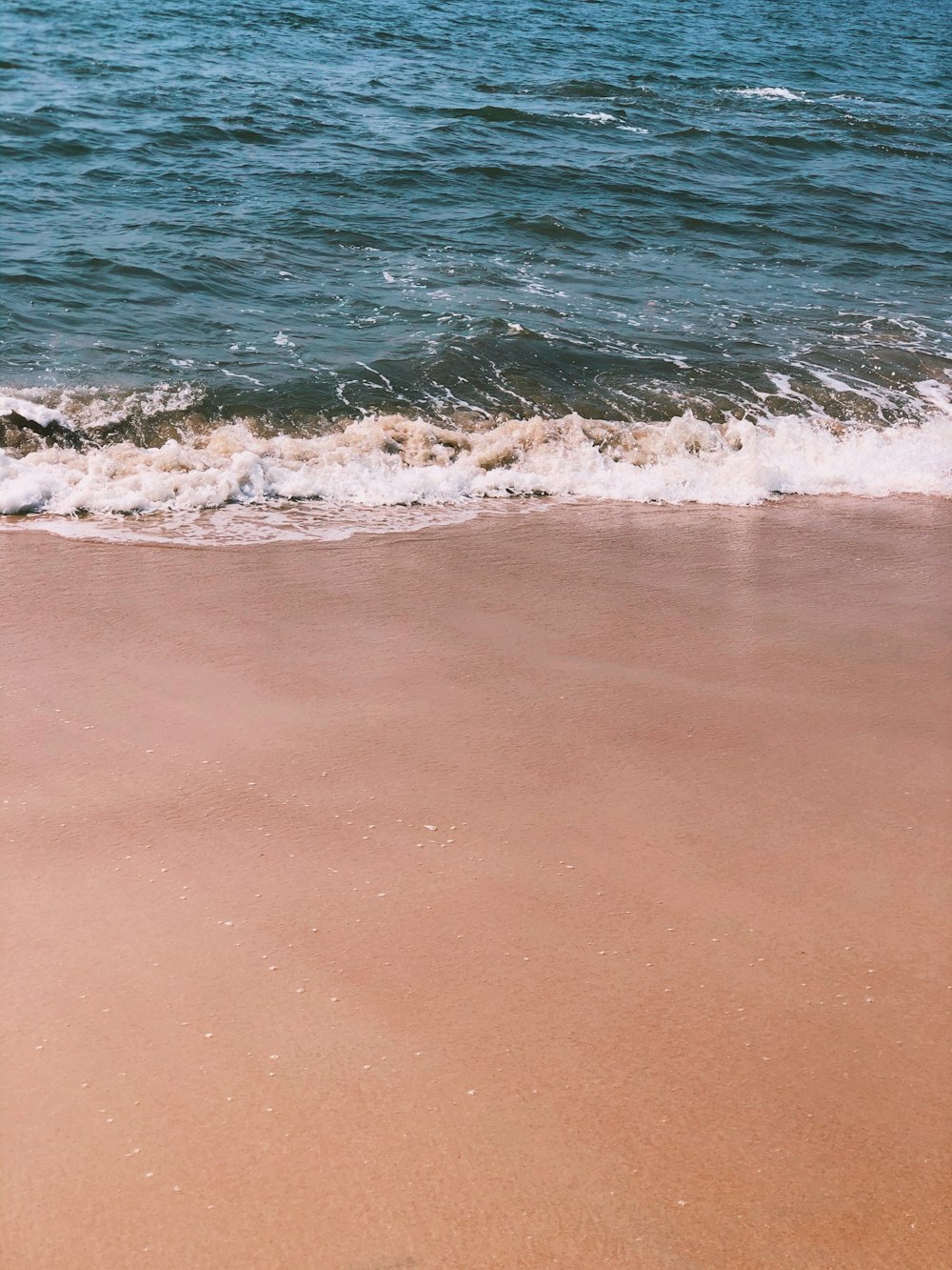 time-lapse photography of waves splashing on seashore