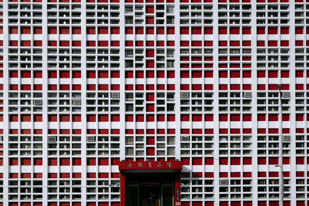 Edificio de hormigón rojo y blanco