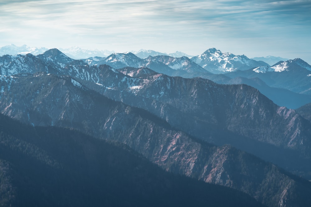 photographie de montagne enneigée