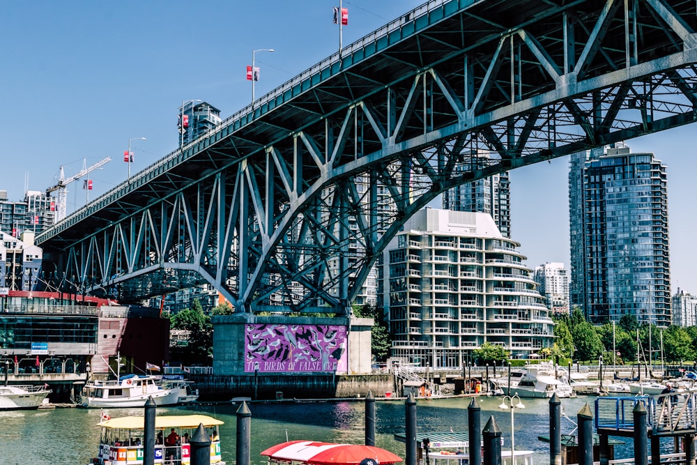 Boote auf dem Gewässer mit Blick auf die Granville Street Bridge in Vancouver, Kanada bei Tag