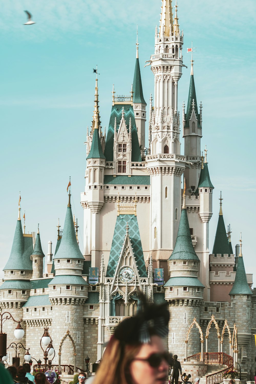 personas caminando cerca del Castillo de Cenicienta de Disney World durante el día