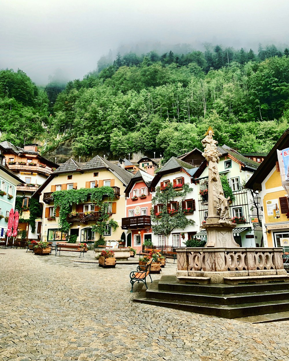 Casas multicolores rodeadas de árboles verdes