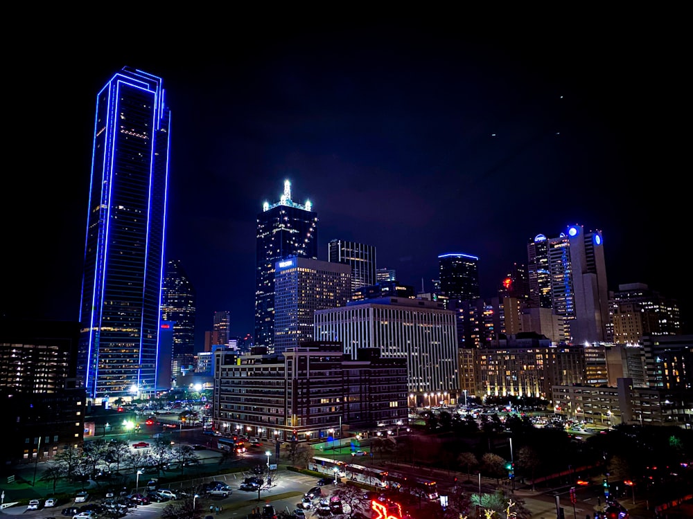 Fotografía aérea de la ciudad con edificios de gran altura durante la noche