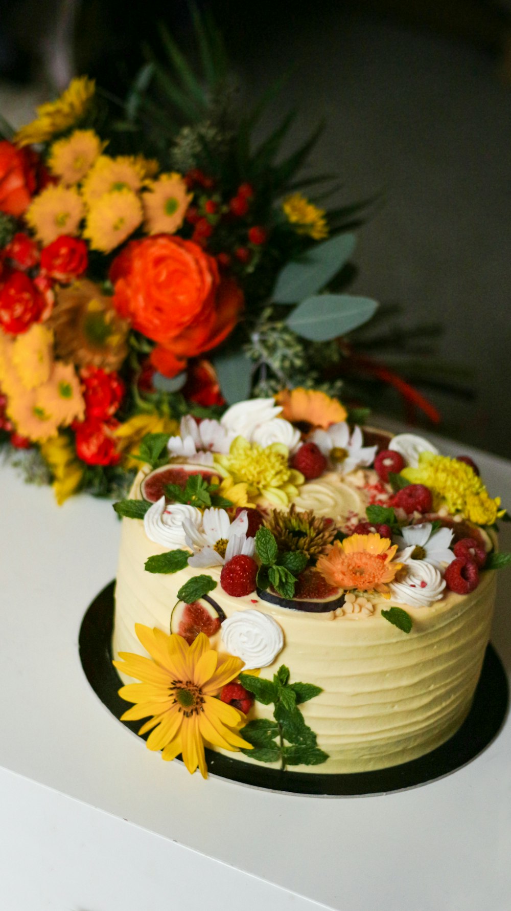 Tarta con toppings de flores sobre base negra