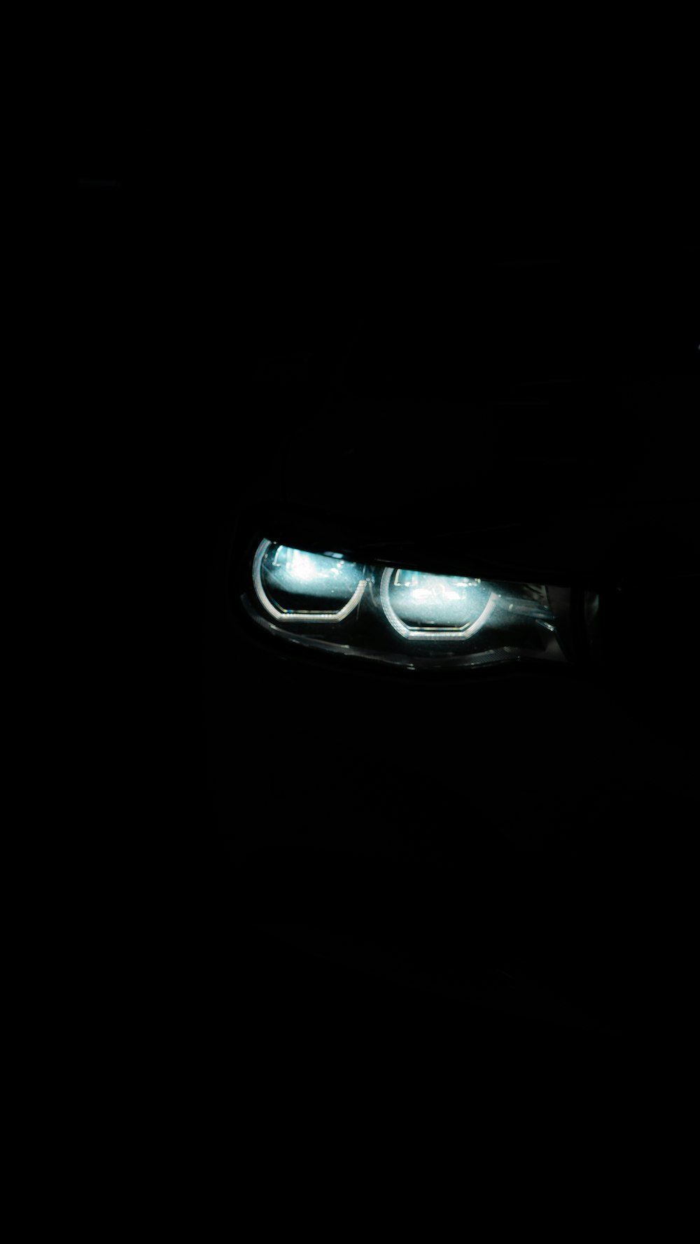 어둠 속에서 자동차의 헤드라이트