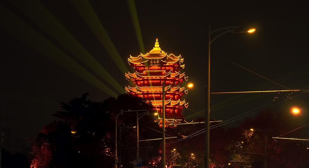 Temple en béton rouge et jaune pendant la nuit