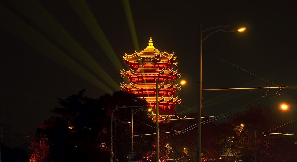 roter und gelber Betontempel in der Nacht