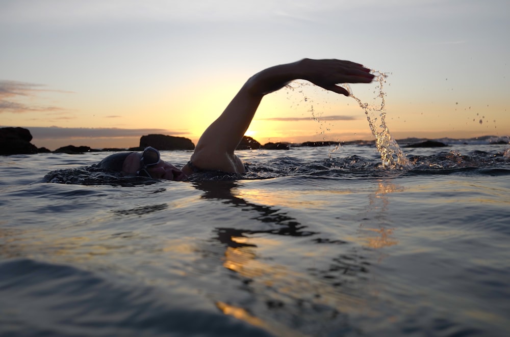 Persona nadando en un cuerpo de agua