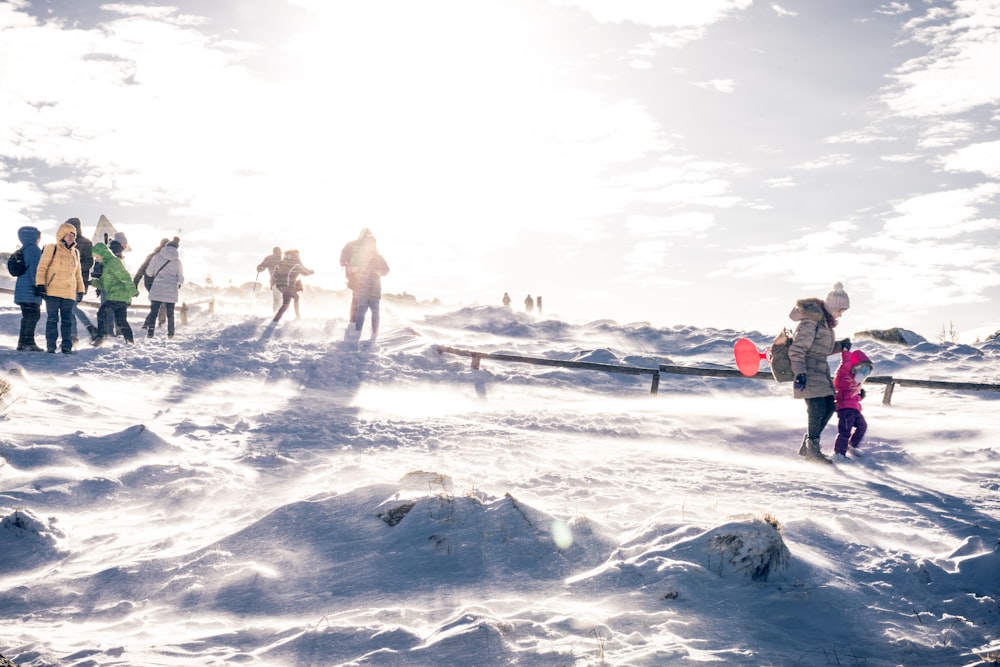 persone che camminano sul campo innevato durante il giorno