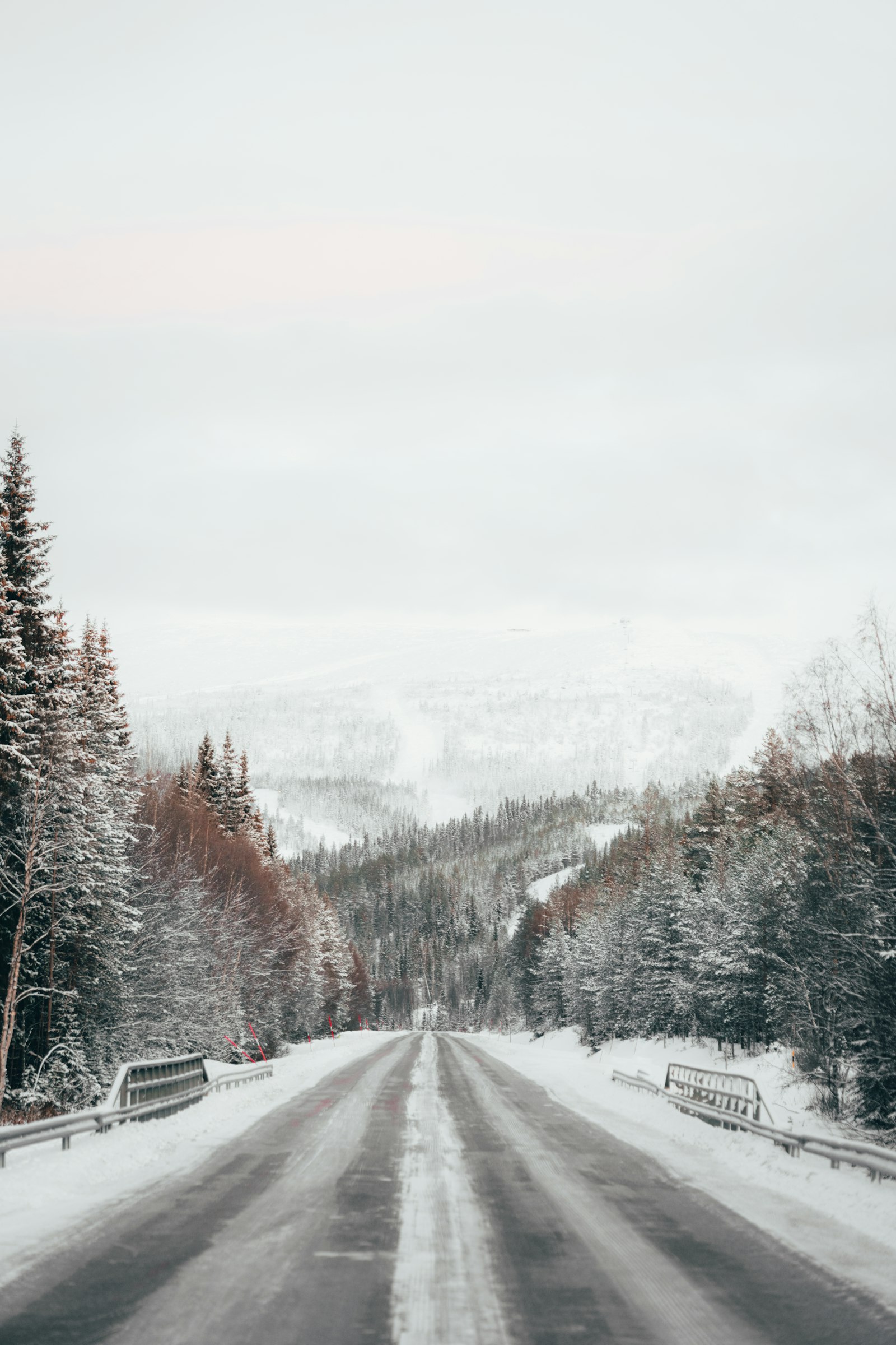 Sony a7R IV + Sony FE 70-200mm F4 G OSS sample photo. Photography empty road during photography