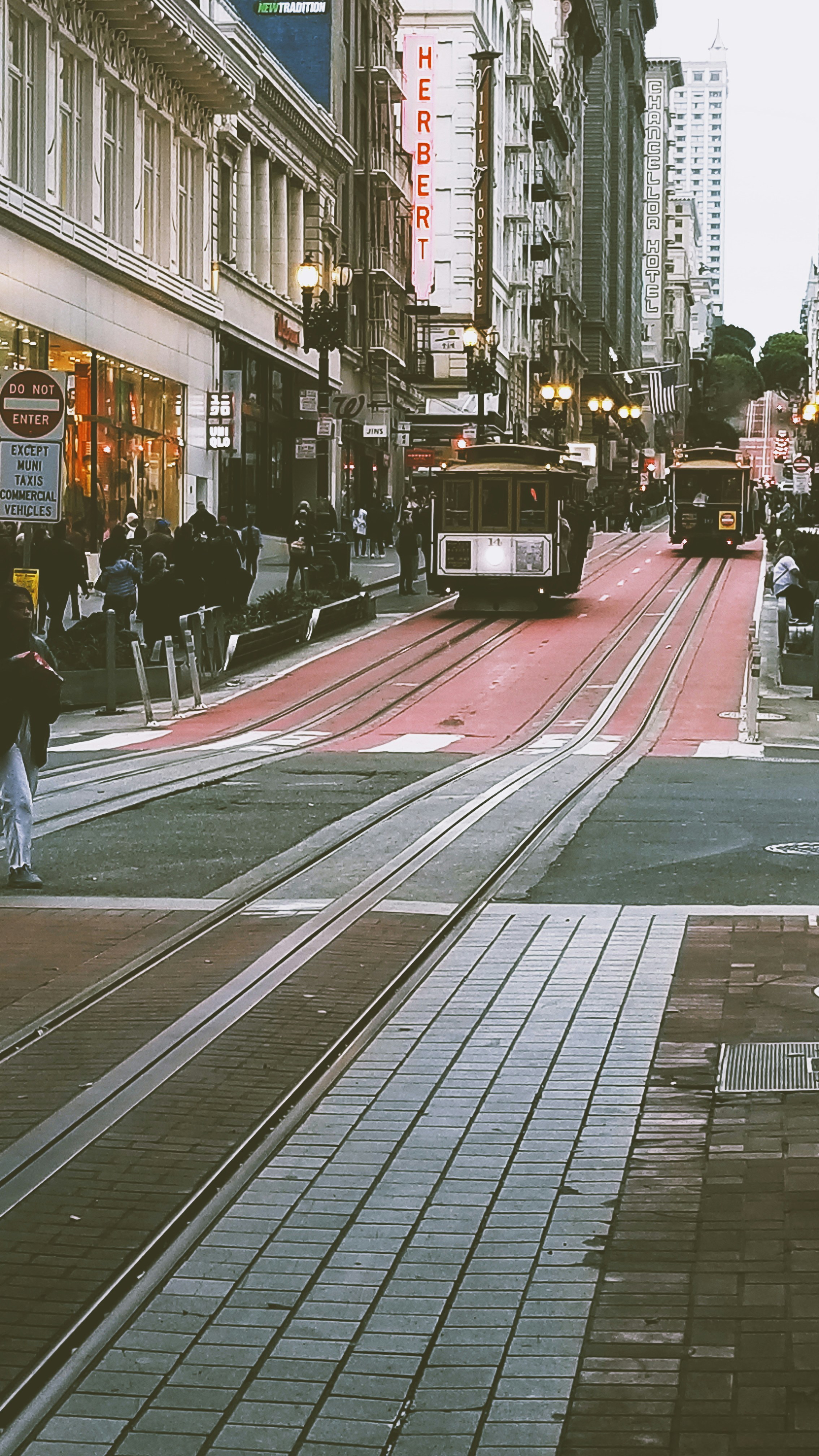 낮에는 트램 옆 건물 근처의 통로를 걷는 사람들