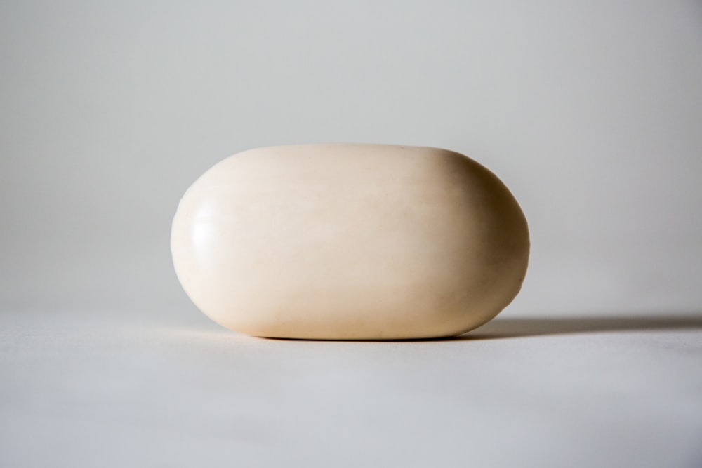 ein weißes Objekt, das auf einem Tisch sitzt
