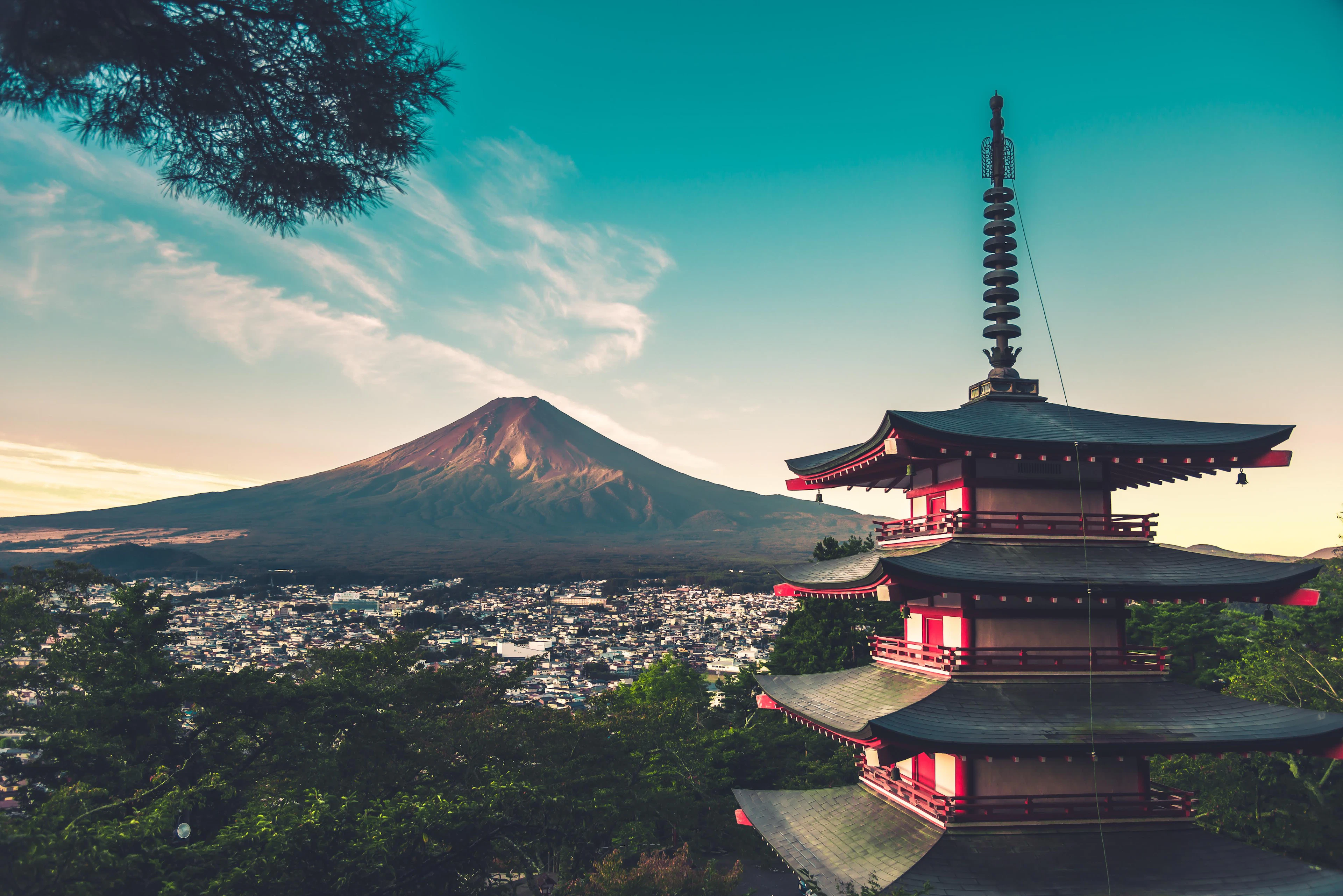 Pagoda merah dengan Gunung Fuji di kejauhan