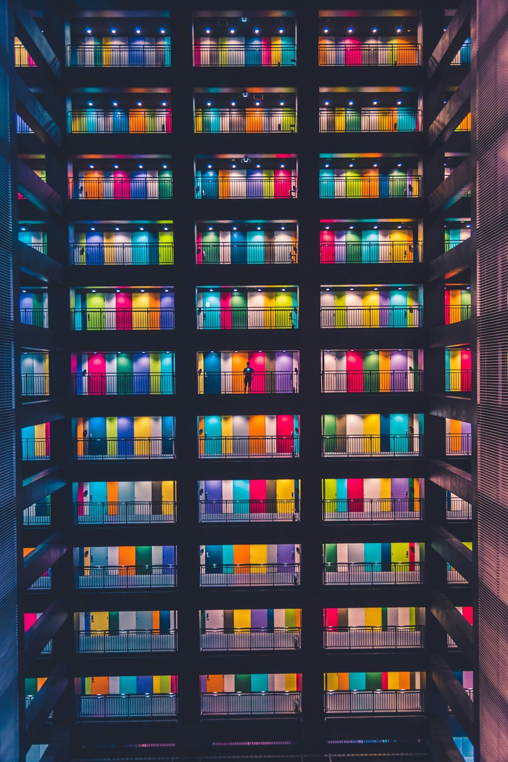 uma sala cheia de caixas de cores diferentes
